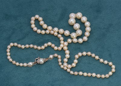 Lot 348 - A certificated string of natural saltwater graduated pearls