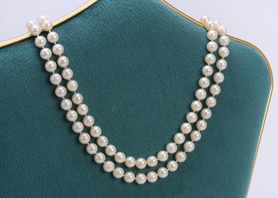 Lot 364 - A cultured pearl uniform double row choker necklace