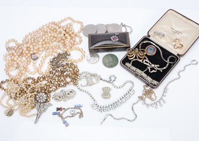 Lot 379 - A quantity of costume jewellery