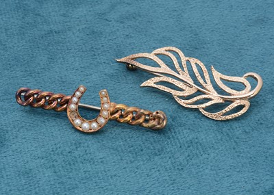 Lot 380 - A 9ct gold leaf brooch