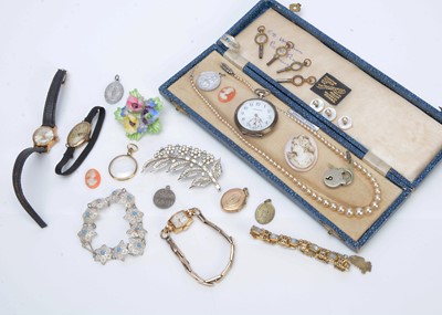 Lot 389 - A quantity of costume jewellery