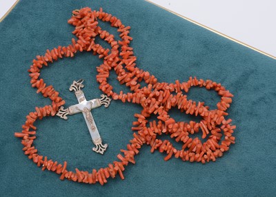 Lot 391 - A double row branch coral necklace