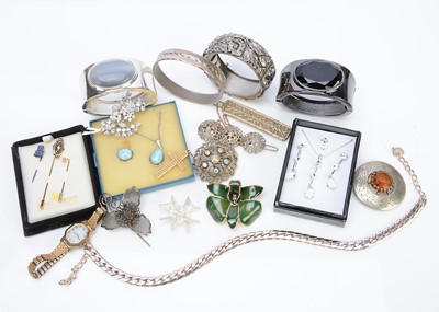 Lot 398 - A collection of costume jewels