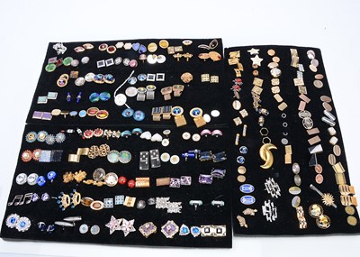 Lot 399 - A collection of cufflinks