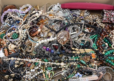 Lot 400 - A collection of beads and bangles