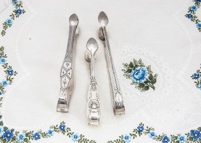 Lot 402 - A pair of George III silver sugar tongs