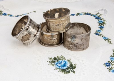 Lot 406 - A pair of silver napkin rings