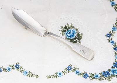 Lot 413 - A George IV silver fiddle pattern butter knife