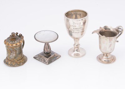 Lot 430 - Four small collectable items