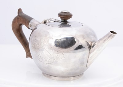 Lot 437 - A fine and rare early George I silver tea pot possibly by Pierre Platel