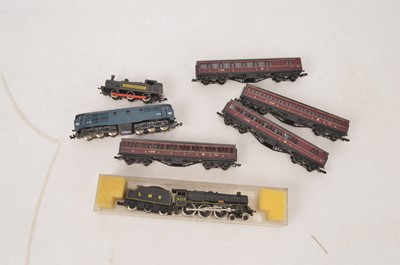 Lot 501 - Peco Lima Farish N gauge Locomotives and coaches (7)