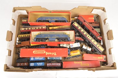 Lot 522 - Tri-ang Hornby Dublo 00 gauge Locomotive coaches and wagons track buildings and accessories (qty)