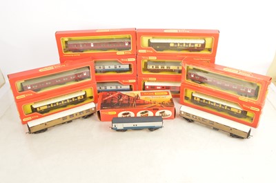 Lot 530 - Tri-ang Hornby 00 gauge Passenger and Mail coaches (13)