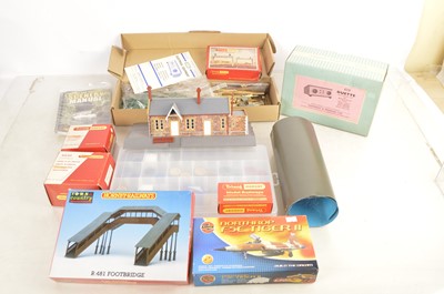 Lot 532 - Tri-ang Hornby 00 gauge buildings and accessories (qty)