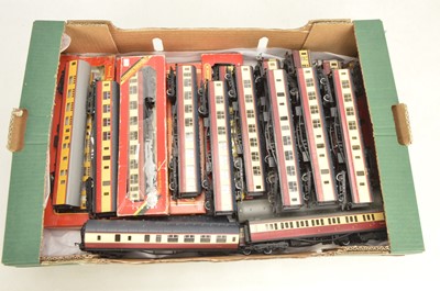 Lot 538 - Tri-ang Hornby  00 gauge coaches all in red/cream liveries (26)