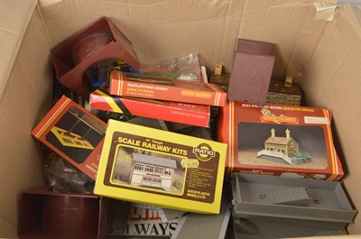 Lot 550 - Hornby 00 gauge Locomotives Rolling Stock Buildings and Controllers (qty)