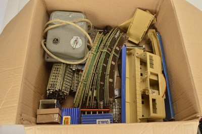 Lot 606 - Hornby-Dublo 3 rail  00 gauge Coaches wagons track and buildings (qty)