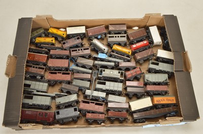 Lot 612 - Hornby-Dublo 2 and 3 rail  00 gauge freight rolling stock  (99)