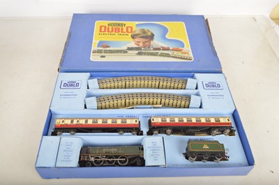 Lot 620 - Hornby-Dublo 3-rail 00 gauge Express passenger set with extra Locomotive and coaches (13)