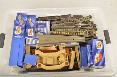 Lot 622 - Hornby-Dublo 3-rail 00 gauge Buildings Controller and track (qty)