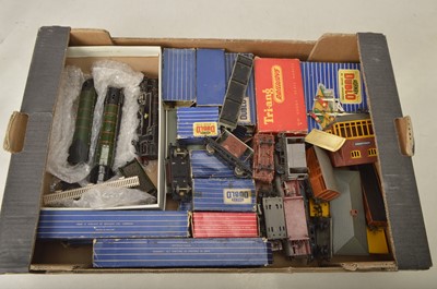 Lot 628 - Hornby-Dublo 00 Gauge BR Locomotives Coaches and Goods Rolling Stock and accessories and Tri-ang Rolling Stock and Buildings (qty)