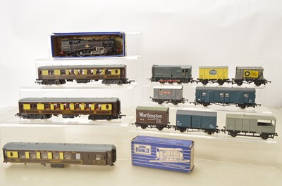 Lot 629 - Hornby-Dublo Wrenn  00 Gauge Locomotives coaches and wagons (13)