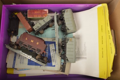 Lot 634 - Hornby-Dublo 00 Gauge 3-rail track accessories and some wagons (qty)