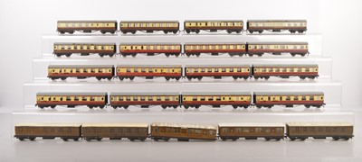 Lot 636 - Hornby-Dublo 00 Gauge 3-Rail Coaches (28)