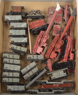 Lot 639 - Hornby-Dublo 00 Gauge 3-Rail BR Goods Rolling Stock and Breakdown Cranes (83)