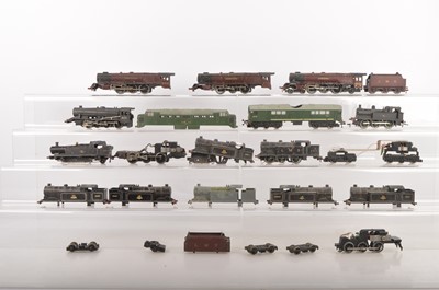 Lot 642 - Hornby-Dublo Wrenn and Trix 00 Gauge 2 and 3-Rail Locomotive bodies and chassis for spares (qty)