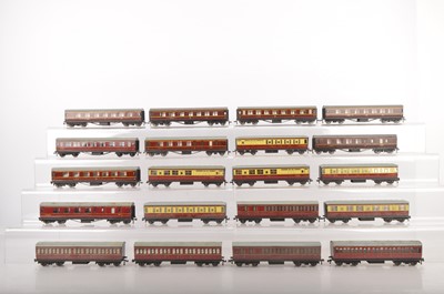 Lot 645 - Hornby-Dublo 00 Gauge 3-Rail maroon Coaches and Gresley BR crimson and cream