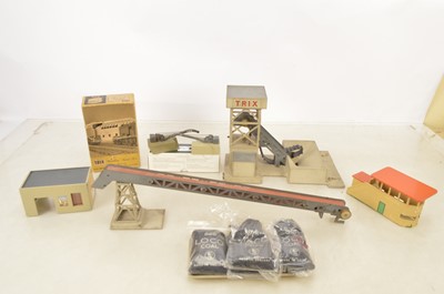 Lot 670 - Trix 00 Gauge Elevator Conveyor Set and other items