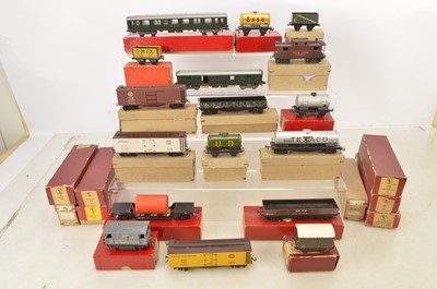 Lot 672 - Trix 00 Gauge boxed American and UK Rolling Stock (25)