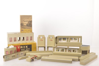 Lot 674 - Trix 00 Gauge Manyways Station