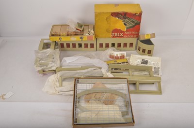 Lot 675 - Trix 00 Gauge Manyways Wayside Station and various 'Manyways' parts