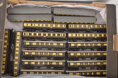 Lot 680 - Trix 00 Gauge boxed 2/314 LMS Passenger Train Set and unboxed metal Pullman and BR WR chocolate and cream Coaches (20)