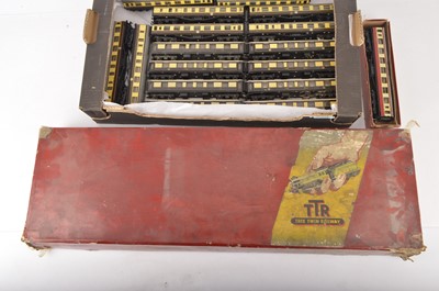 Lot 680 - Trix 00 Gauge boxed 2/314 LMS Passenger Train Set and unboxed metal Pullman and BR WR chocolate and cream Coaches (20)