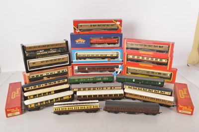 Lot 724 - Hornby Grafar Tri-ang and other 00 gauge coaches (23)