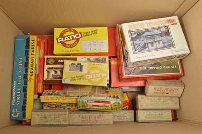 Lot 726 - Hornby Ratio Tri-ang and other 00 gauge accessories and kits in original boxes  (qty)