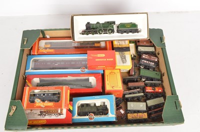 Lot 731 - Hornby Lima Airfix Wills 00 gauge Locomotives and rolling stock (42)