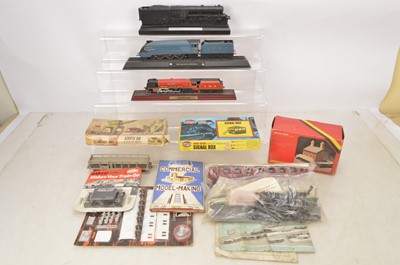 Lot 770 - Tri-ang rolling stock and track 00 gauge with Airfix and other Buildings and accessories (qty)