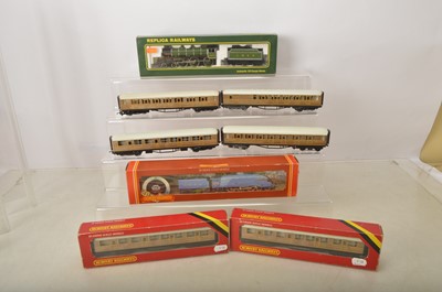 Lot 798 - Hornby Replica 00 gauge LNER Locomotives and coaches (8)