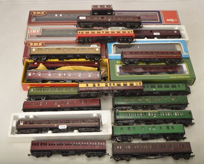 Lot 806 - Hornby Lima Airfix and other 00 gauge coaches (24)