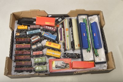 Lot 807 - Hornby Bachmann Tri-ang and other 00 gauge wagons (29)