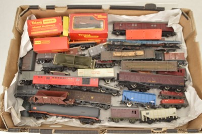 Lot 808 - Hornby Mainline Tri-ang and other 00 gauge wagons (44)