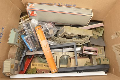 Lot 812 - Scenic accessories including 00 gauge turntables (qty)