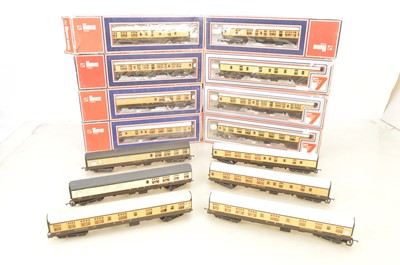 Lot 832 - Lima 00 gauge GWR chocolate/cream coaches (14)