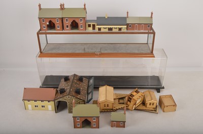 Lot 836 - Lima Hornby and other 00 gauge Locomotive wagons buildings and exhibition cases (qty)