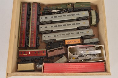 Lot 859 - Hornby Dublo Tri-ang Locomotive and rolling stock 00 gauge (15)