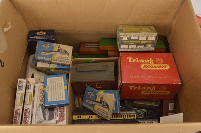 Lot 872 - Wrenn track display units with 00 gauge kits buildings backscenes and other accessories (qty)